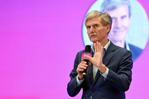 Ferdinand Dudenhöffer sieht die neue Elektroautoprämie kritisch. (Archivbild) Foto: Johannes Neudecker/dpa