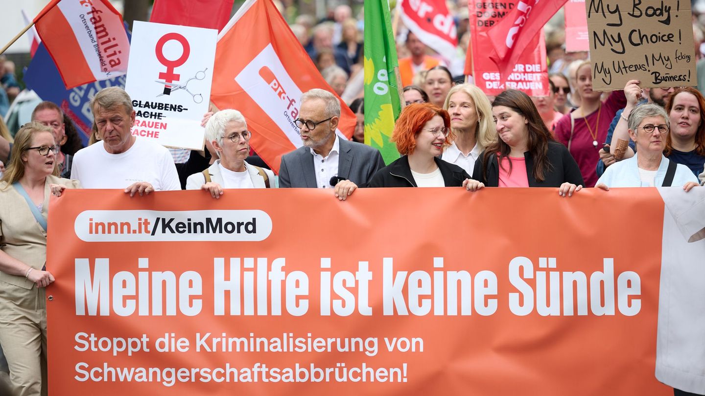 Unmittelbar vor der Berufungsverhandlung in Hamm ist erneut eine Demo geplant. (Archivbild) Foto: Bernd Thissen/dpa