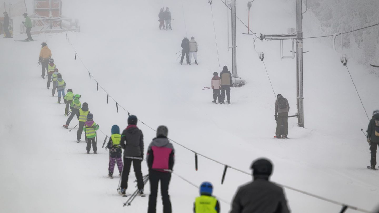 An winterlichen Wochenenden wie hier 2024 lockt der Sahnehang auch viele Familien auf die Piste. (Archivbild) Foto: Henning Kais