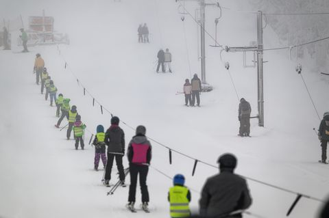 An winterlichen Wochenenden wie hier 2024 lockt der Sahnehang auch viele Familien auf die Piste. (Archivbild) Foto: Henning Kais