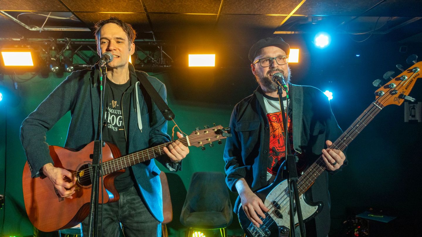 Tilman Birr und Elis C. Bihn: Seit 15 Jahren übersetzen sie Welthits in ihren Heimatdialekt. Foto: Helmut Fricke/dpa