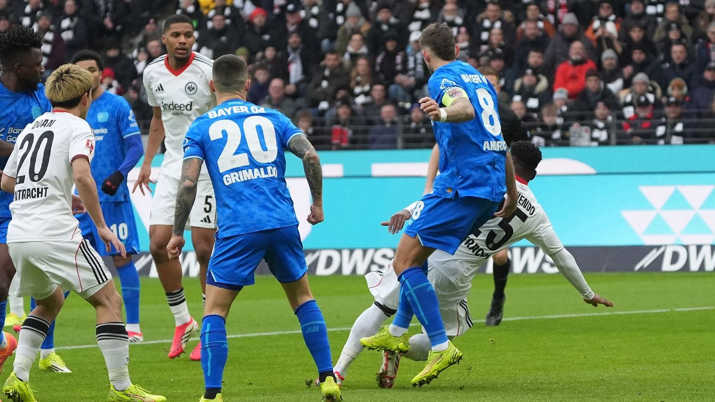 Robert Andrich (r) war in eine strittige Szene verwickelt. Foto: Marc Schüler/dpa