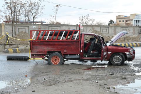 Beschädigtes Auto nach Angriff in Quetta