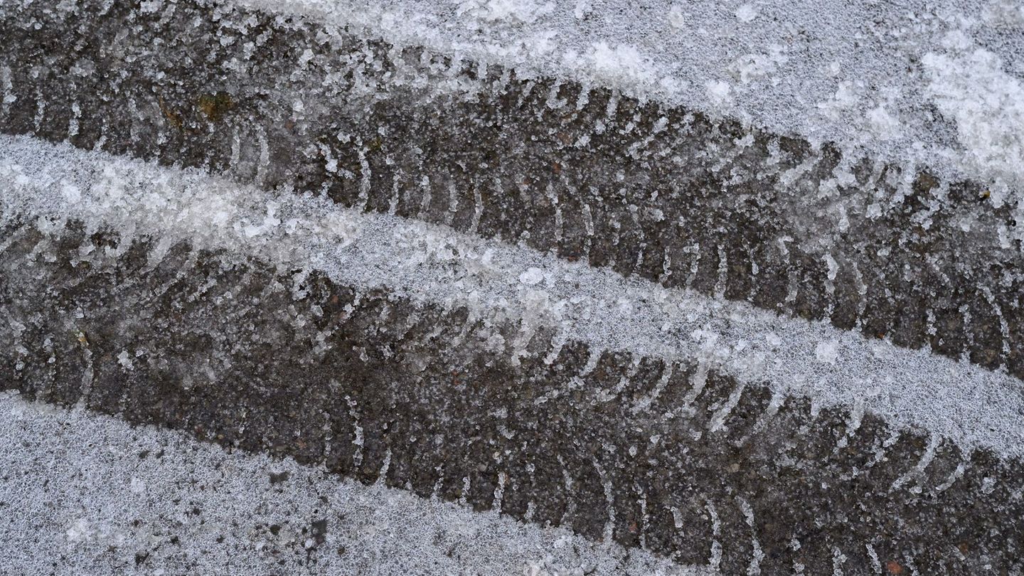 Durch den Dauerfrost bleiben die Straßen glatt. (Symbolbild) Foto: Patrick Pleul/dpa
