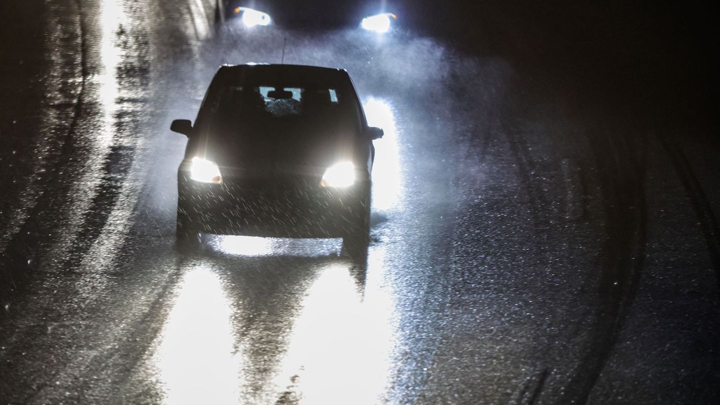 Der Sonntag in NRW bringt Wolken, Regen und regional Frost. (Symbolbild) Foto: Christoph Reichwein/dpa