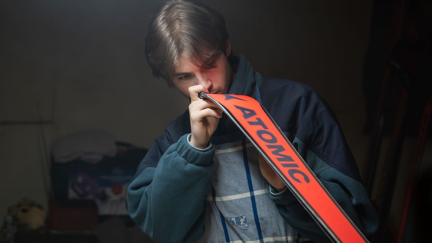 Ski-Talent Luca Rossi (Mikka Forcher) leidet nicht nur unter den Problemen, mit denen die gesamte Schulgemeinschaft zu kämpfen hat.