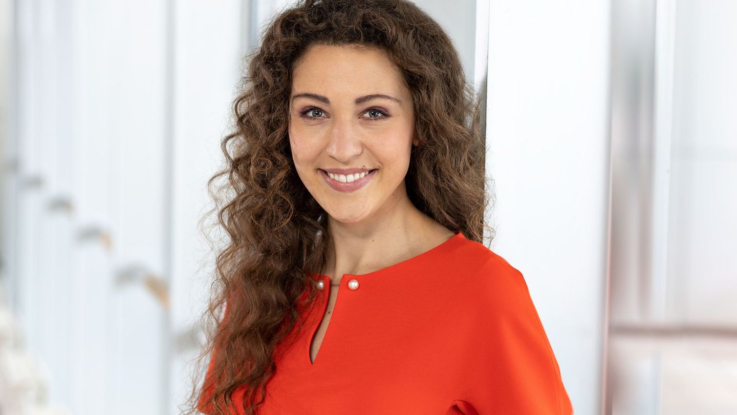 ARD und ZDF werden die Olympischen Winterspiele mit mehr als 200 Stunden Live-Berichterstattung in ihren linearen Hauptprogrammen sowie mit rund 1.400 Stunden in Livestreams übertragen – und Moderatorin Lena Kesting (31, ZDF) ist für "sportstudio live" mittendrin.