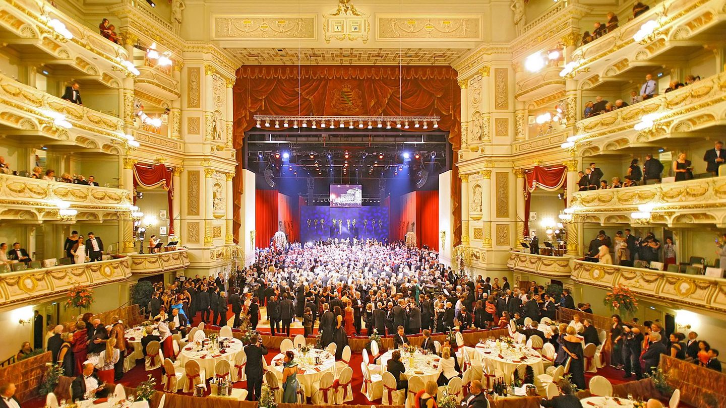 100 junge Paare geben beim Semperopernball 2026 ihr Debüt.