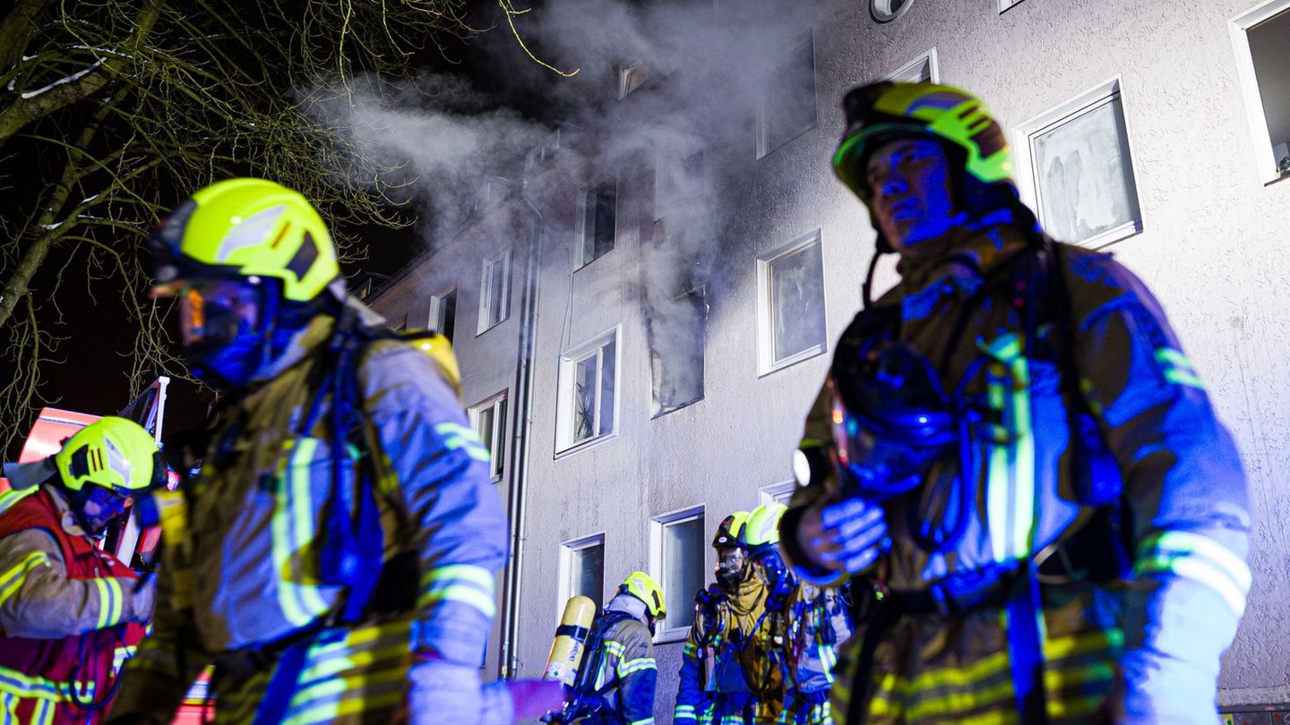 Großeinsatz der Feuerwehr in Ricklingen: Ein 48-Jähriger verliert sein Leben, sechs weitere Bewohner sind verletzt. Foto: Moritz