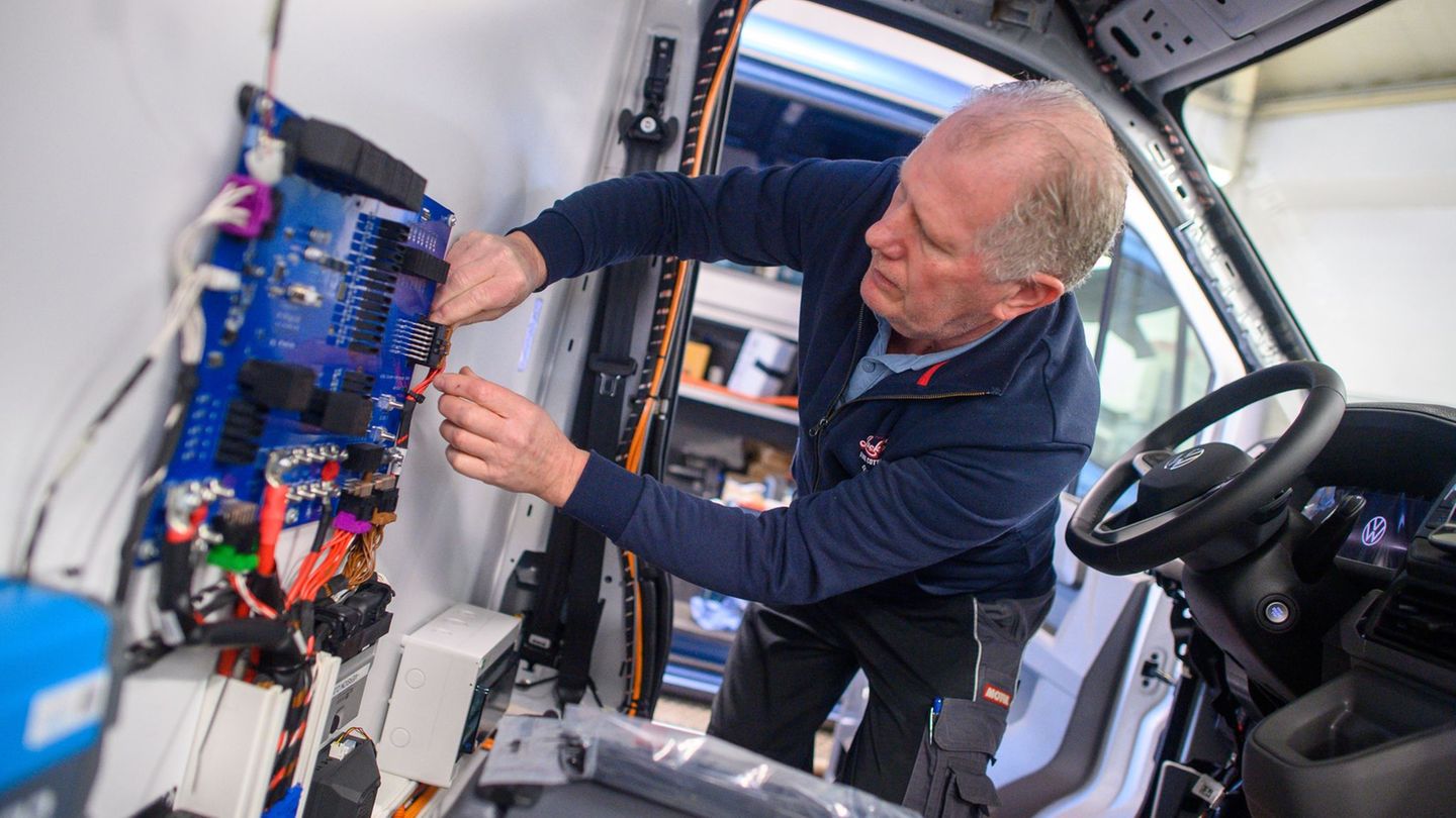 Wünschewagen oder Wunsch-Ambulanzen sind aufwendig umgebaute Krankentransportfahrzeuge. Foto: Klaus-Dietmar Gabbert/dpa