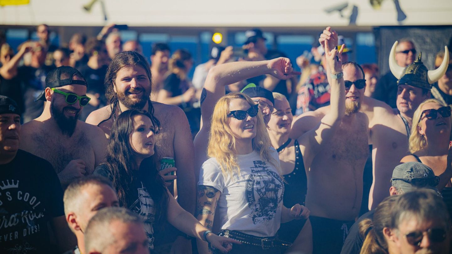 Feiern auf Deck: Wenn das Wetter gut ist, fießt das Bier noch schneller.