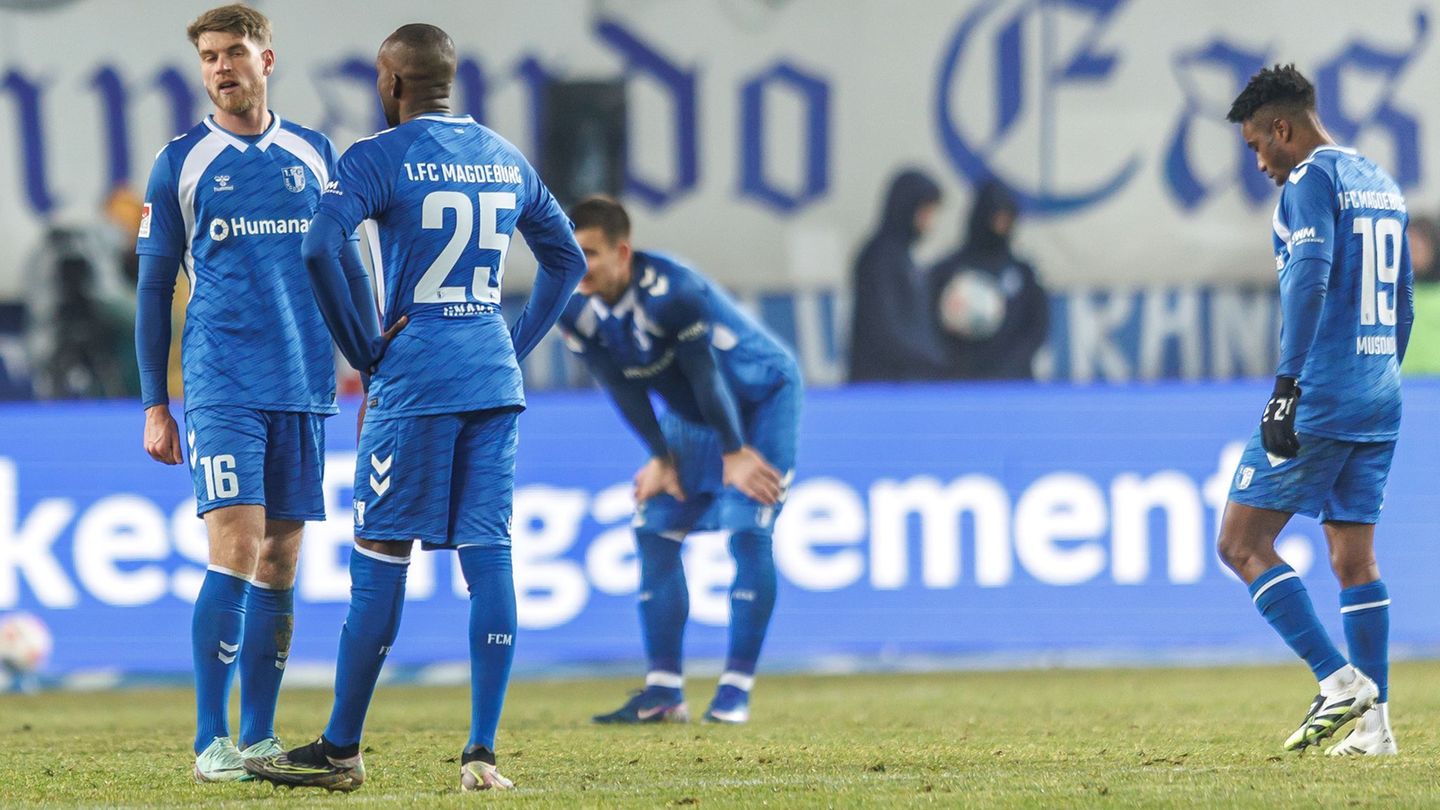 Enttäuschte Magdeburger nach der Heimpleite gegen Hannover Foto: Andreas Gora/dpa