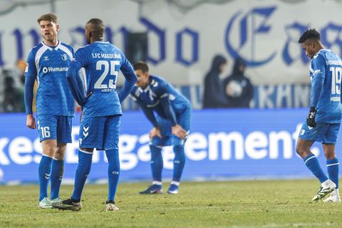 Enttäuschte Magdeburger nach der Heimpleite gegen Hannover Foto: Andreas Gora/dpa