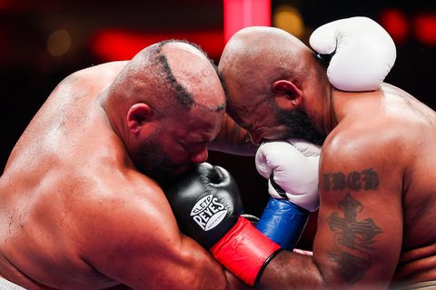 In dieser Szene war das Haarteil schon vom Kopf geflogen und man sieht die akkurate Tonsur von "Big Baby"-Jarrell Miller (l.)