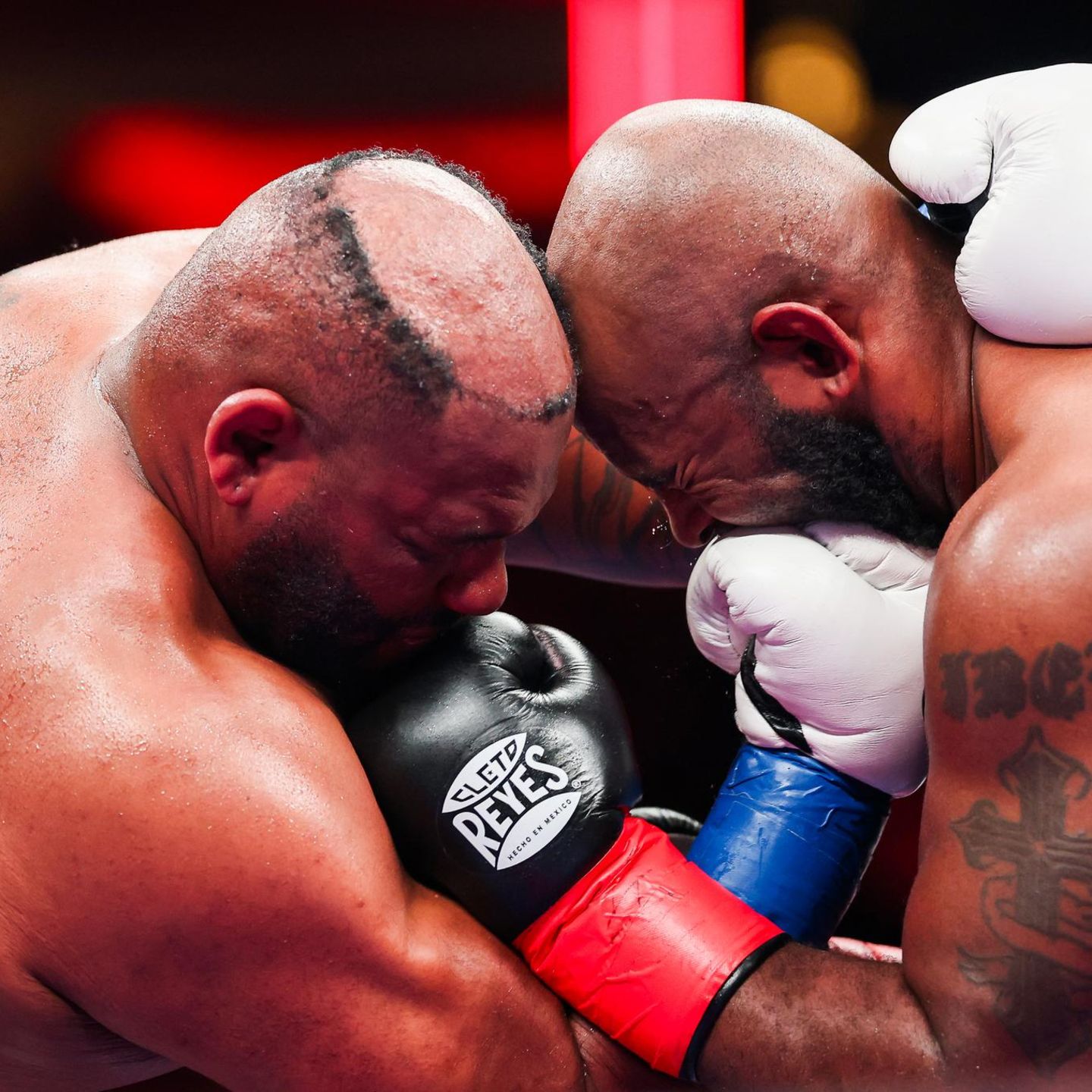 In dieser Szene war das Haarteil schon vom Kopf geflogen und man sieht die akkurate Tonsur von "Big Baby"-Jarrell Miller (l.)
