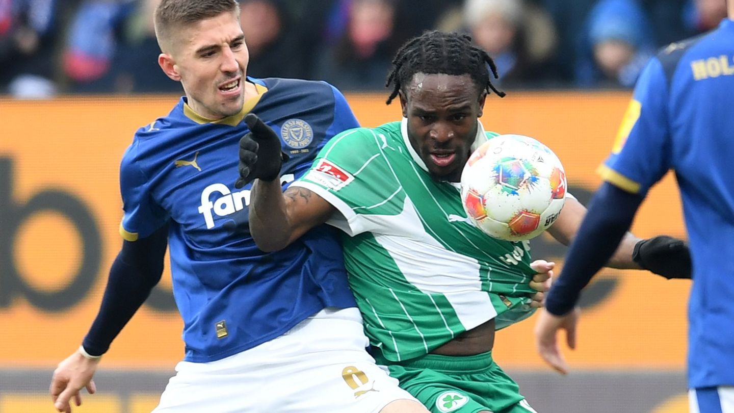 Zweikampf zwischen Marko Ivezic (l, Holstein Kiel) und Noel Futkeu (SpVgg Greuther Fürth). Foto: Daniel Bockwoldt/dpa