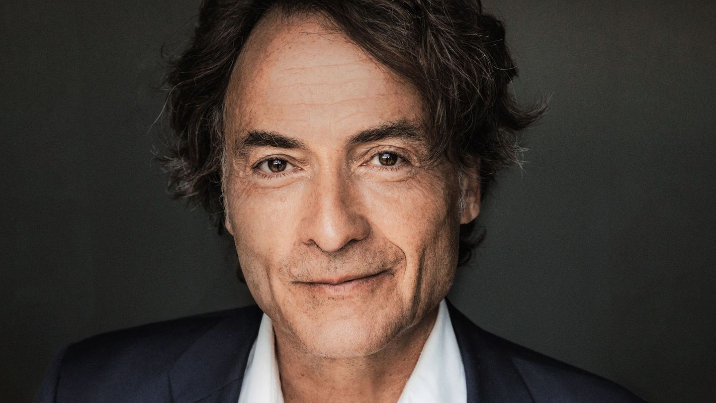 Debüt als Olympia-Reporter: Der Italienkenner und "passive Sportfan" Giovanni du Lorenzo kommentiert die Eröffnungsfeier der Olympischen Winterspiele Mailand Cortina 2026 an der Seit von ARD-Stimme Tom Bartels.