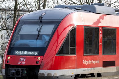 Der Prignitz-Express (RE 6) könnte von einem Warnstreik der EVG betroffen sein (Archivbild). Foto: Soeren Stache/dpa