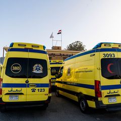 Ägyptische Ambulanzen stehen am Grenzübergang Rafah im Süden des Gazastreifens und warten auf Einlass, der bald erfolgen soll