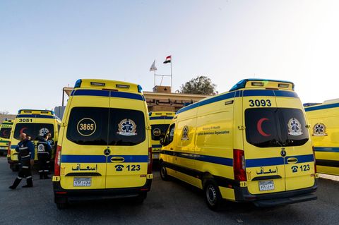Ägyptische Ambulanzen stehen am Grenzübergang Rafah im Süden des Gazastreifens und warten auf Einlass, der bald erfolgen soll