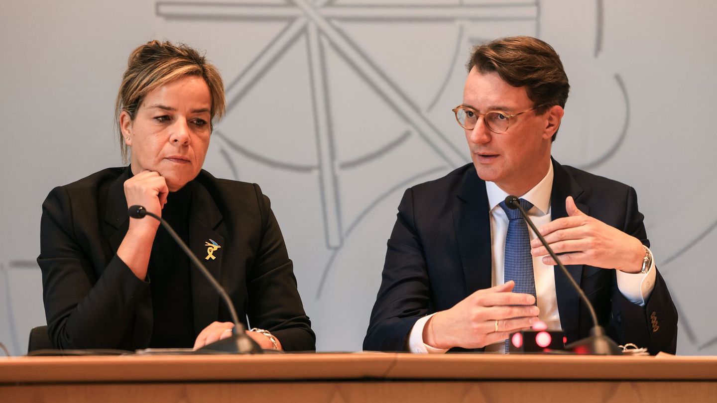 Ministerpräsident Hendrik Wüst (r, CDU), und seine Stellvertreterin Mona Neubauer (l, Grüne) behalten derzeit zusammen eine Mehr