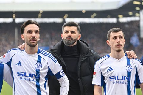 Trainer Miron Muslic (M) muss auf Schalke seine erste kleine Krise bewältigen. Foto: Anke Waelischmiller/dpa