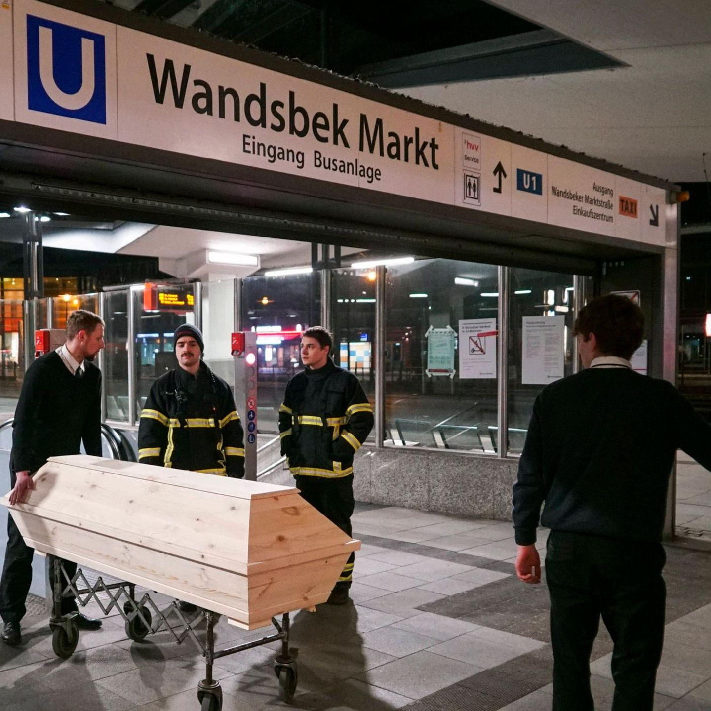 Abtransport einer Leiche nach tödlicher U-Bahn-Attacke in Hamburg