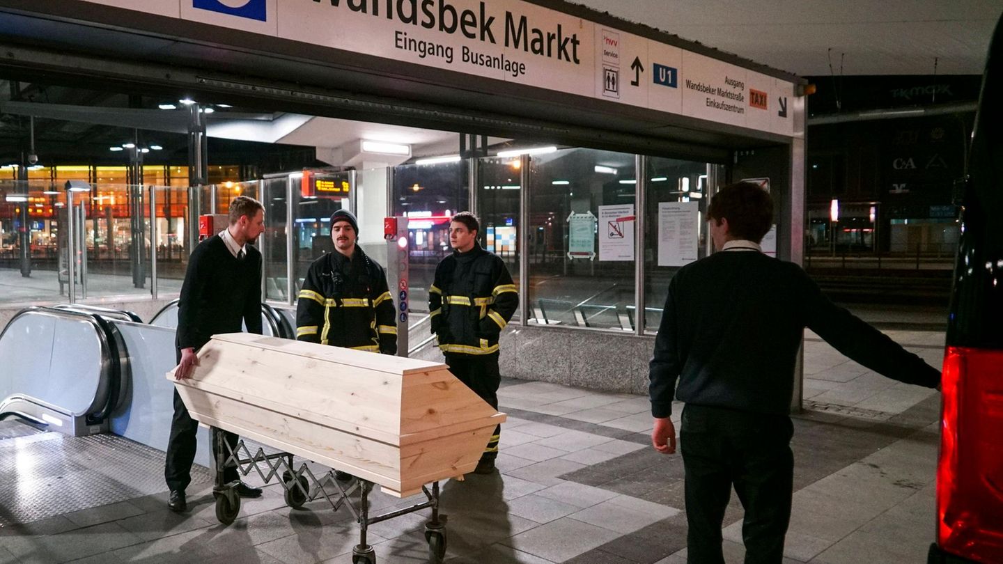 Abtransport einer Leiche nach tödlicher U-Bahn-Attacke in Hamburg