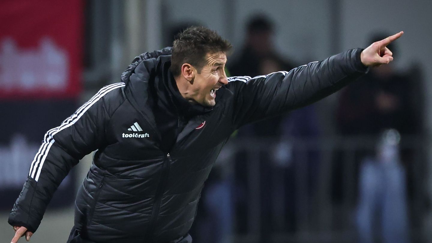 Miroslav Klose pusht seine Nürnberger nach vorne. Foto: Daniel Karmann/dpa