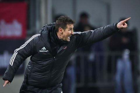 Miroslav Klose pusht seine Nürnberger nach vorne. Foto: Daniel Karmann/dpa