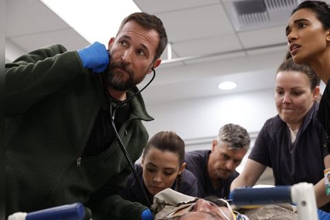 Oberarzt Dr. Michael "Robby" Robinavitch (Noah Wyle, l.) und sein Team im "The Pitt".