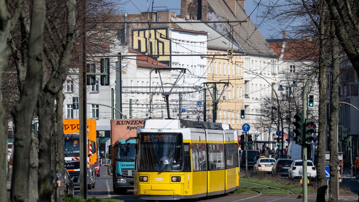 Die Straßenbahnlinie M4 ist durch den Rohrschaden blockiert. (Symbolbild) Foto: Soeren Stache/dpa