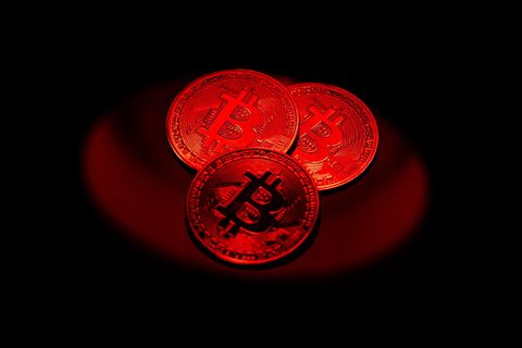 Der Bitcoin ist am Wochenende stärker unter Druck geraten. (Archivbild) Foto: Hannes P Albert/dpa/dpa-tmn