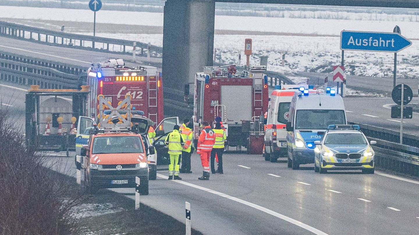 Der Fund auf der Autobahn hatte eine längere Komplettsperrung der Fernstraße zur Folge. (Archivbild) Foto: Armin Weigel/dpa