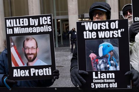 Minneapolis: Demonstranten halten in New York Schilder mit den Porträts von Alex Pretta und Liam Conejo Ramos