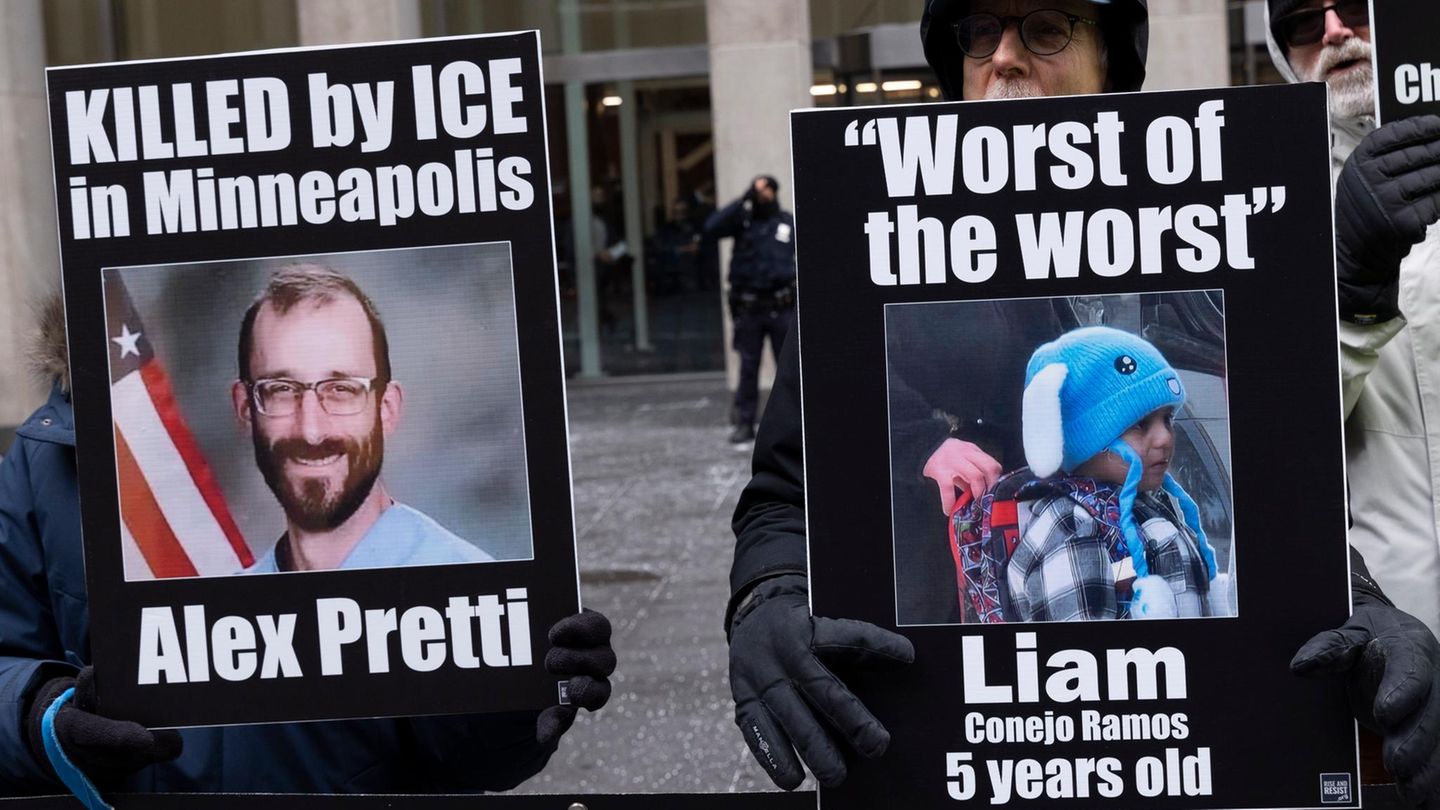 Minneapolis: Demonstranten halten in New York Schilder mit den Porträts von Alex Pretta und Liam Conejo Ramos