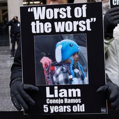 Minneapolis: Demonstranten halten in New York Schilder mit den Porträts von Alex Pretta und Liam Conejo Ramos