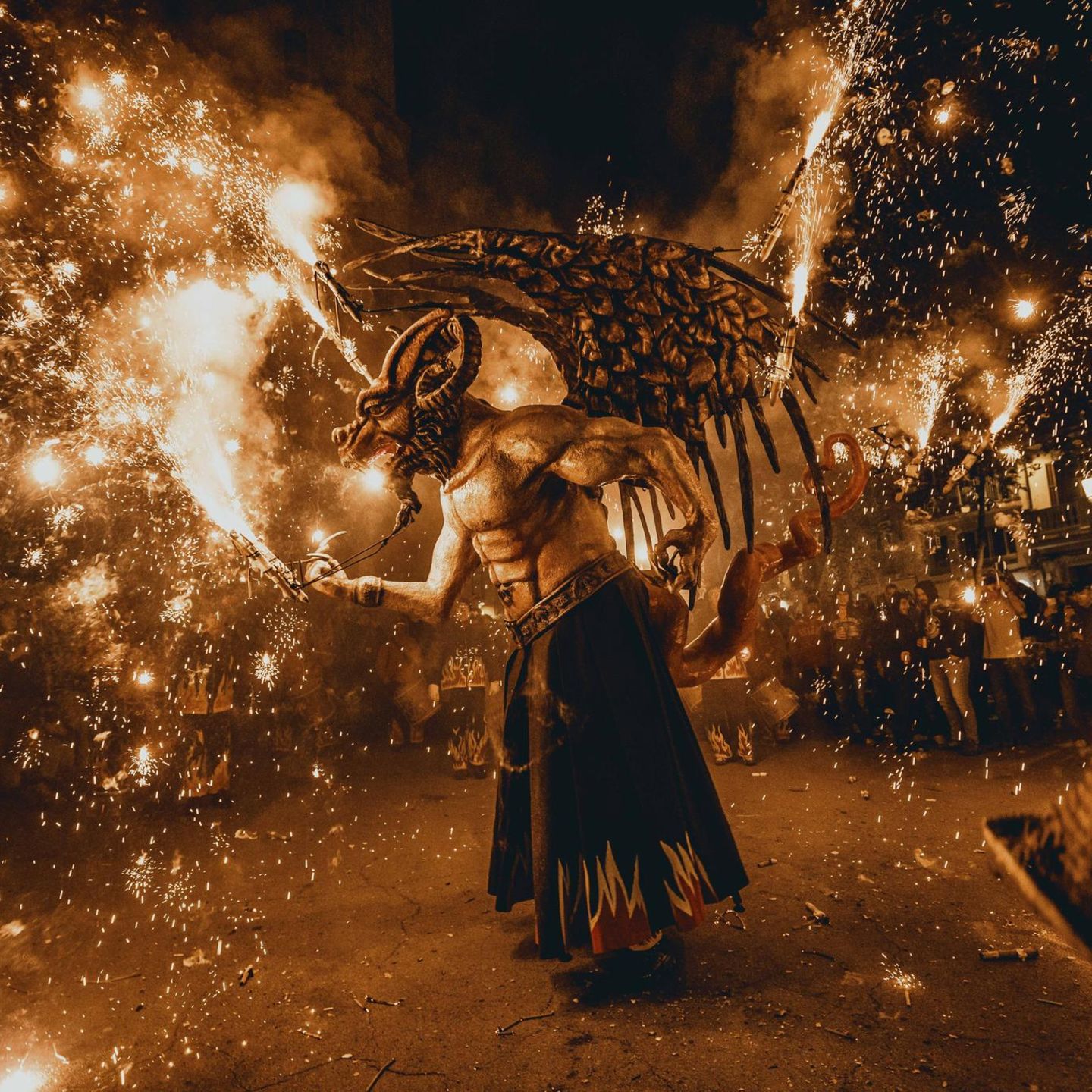 Barcelona, Spanien. Der Correfoc ist ein traditionelles Straßenfest, bei dem es laut, grell und heiß zugeht. Teufel laufen und tanzen funkensprühend durch die Stadt, begleitet von wildem Trommeln. Als Zuschauer sollte man unbedingt feuerfeste Kleidung tragen