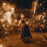 Barcelona, Spanien. Der Correfoc ist ein traditionelles Straßenfest, bei dem es laut, grell und heiß zugeht. Teufel laufen und tanzen funkensprühend durch die Stadt, begleitet von wildem Trommeln. Als Zuschauer sollte man unbedingt feuerfeste Kleidung tragen