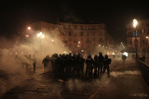 Mindestens 100 Sicherheitskräfte wurden bei den Krawallen verletzt. Foto: Marco Alpozzi/LaPresse via ZUMA Press/dpa