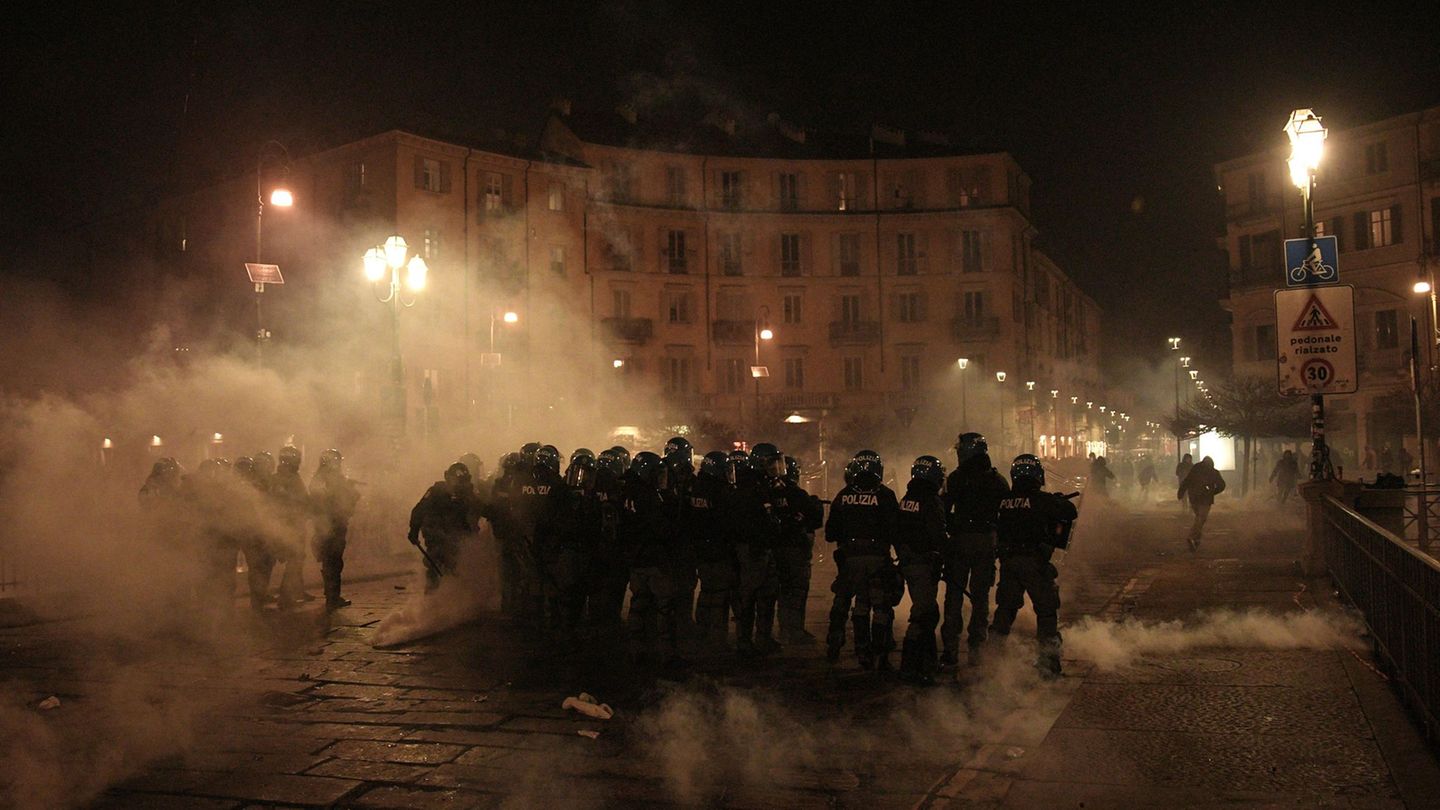 Mindestens 100 Sicherheitskräfte wurden bei den Krawallen verletzt. Foto: Marco Alpozzi/LaPresse via ZUMA Press/dpa