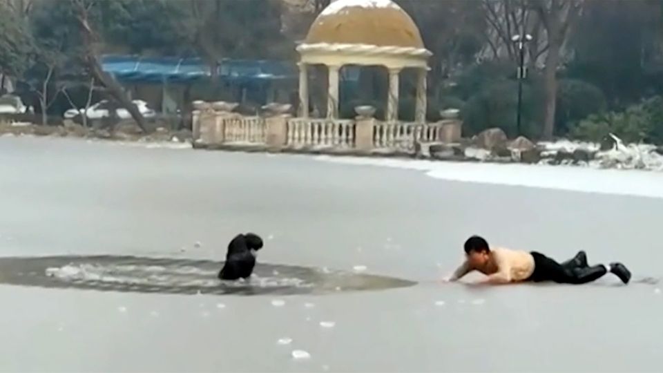 Junge bricht in See ein – Passant zögert keine Sekunde