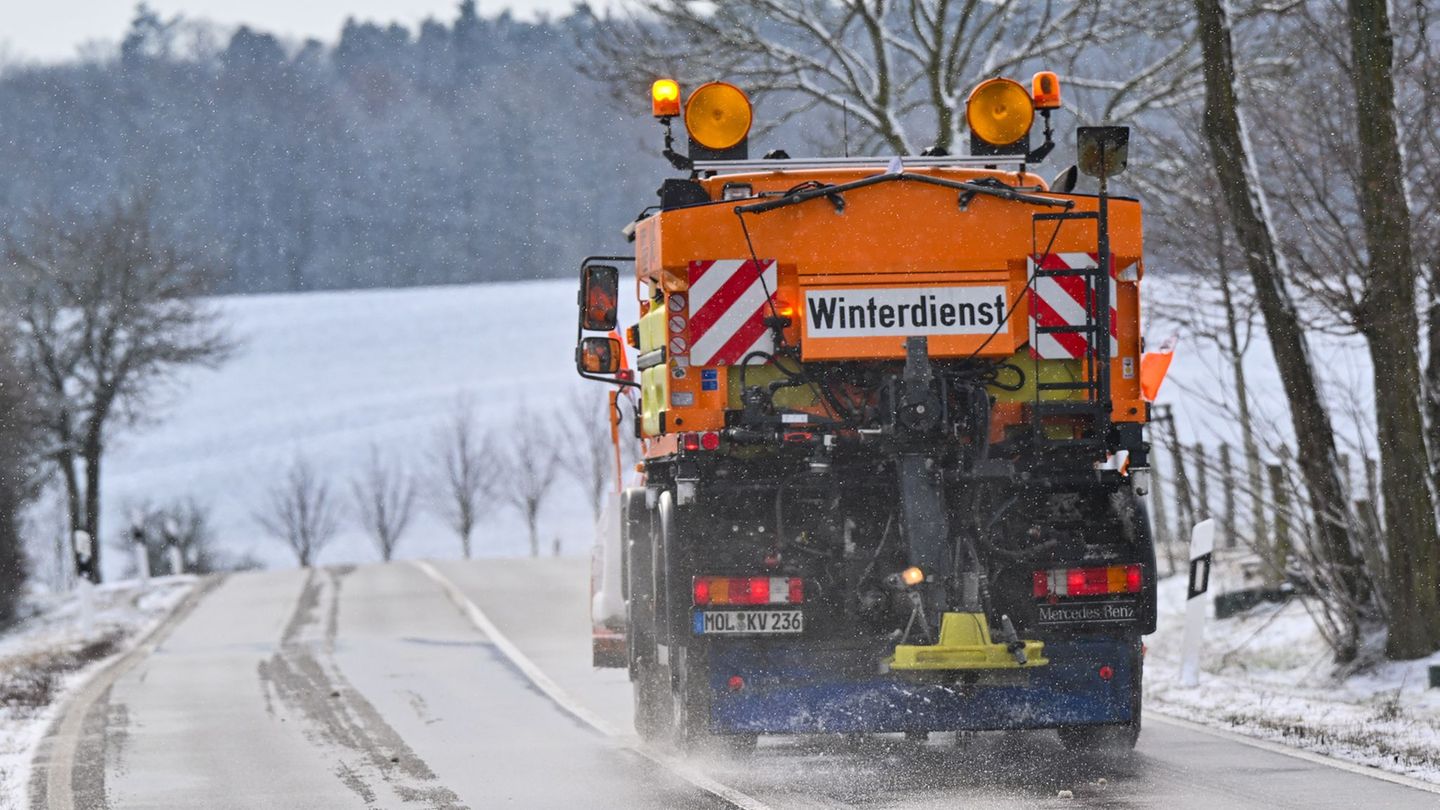 Glatte Straßen müssen gestreut werden. Der Landesbetrieb Straßenwesen Brandenburg ist für den Winterdienst auf Bundes- und Lands