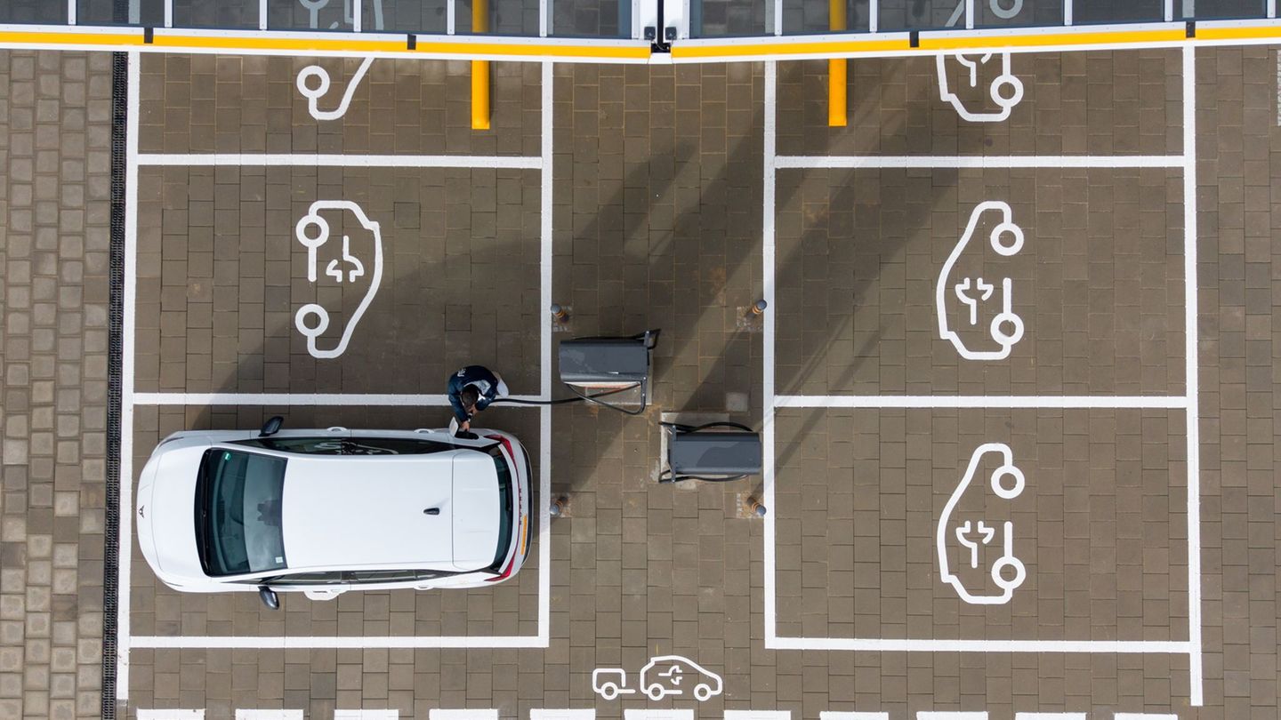 Das Interesse an Elektroautos ist sprunghaft gestiegen. (Symbolbild) Foto: Sebastian Kahnert/dpa