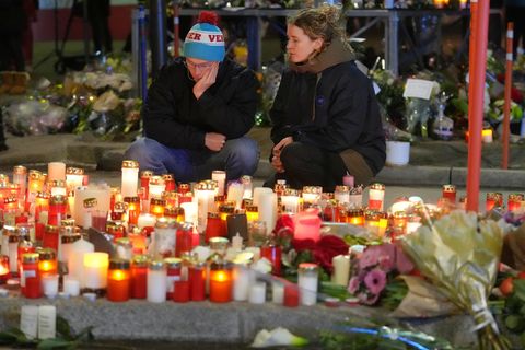 Einen Monat nach dem Inferno in Crans-Montana ist ein 18-Jähriger im Krankenhaus gestorben Foto: Antonio Calanni/AP/dpa