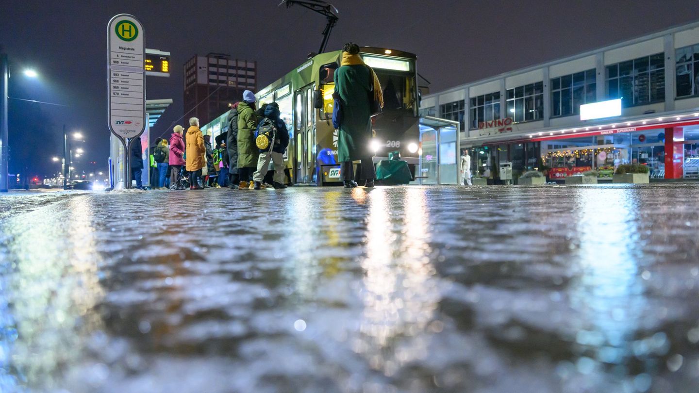 Zwei Warnstreiks sorgen für erhebliche Einschränkungen bei Bussen und Bahnen in Brandenburg. (Archivbild) Foto: Patrick Pleul/dp