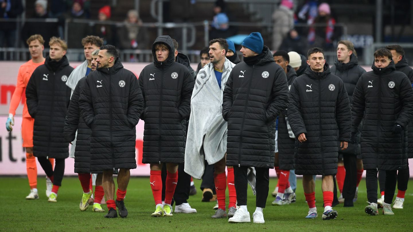 Die Spieler von Holstein Kiel nach der Niederlage gegen Fürth. Foto: Daniel Bockwoldt/dpa