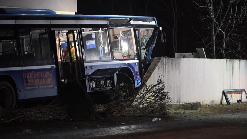 Linienbus prallt gegen Hauswand – 13-Jährige stirbt