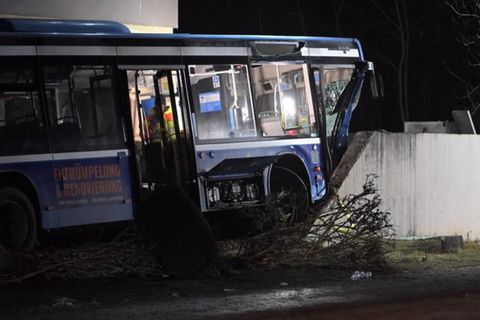 Linienbus prallt gegen Hauswand – 13-Jährige stirbt