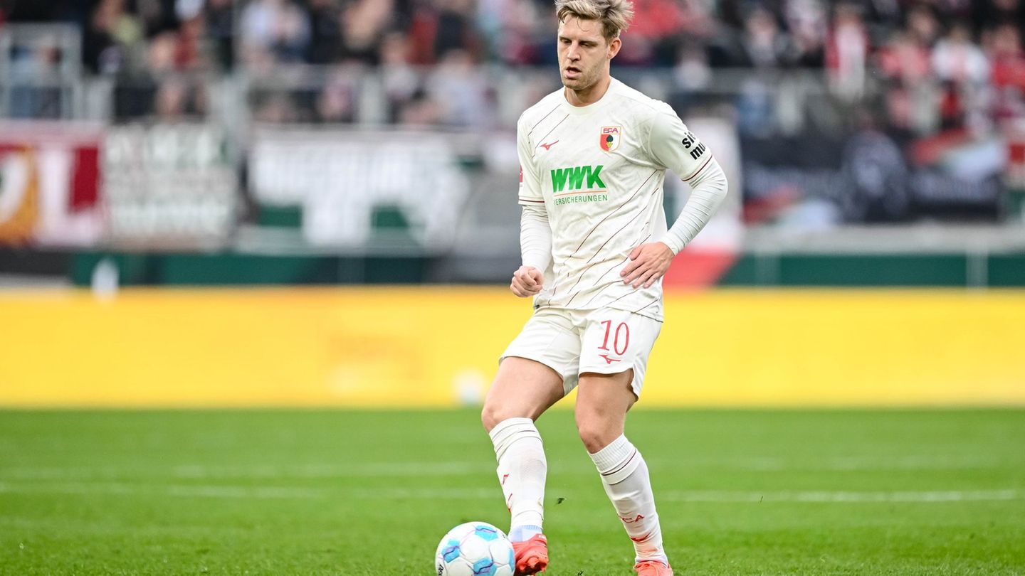 Seltenes Bild in dieser Saison: Arne Maier für den FC Augsburg am Ball. (Archivbild) Foto: Harry Langer/dpa